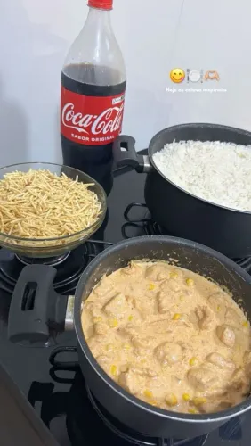 Faço quentinha de strogonoff faça já seu pedido 