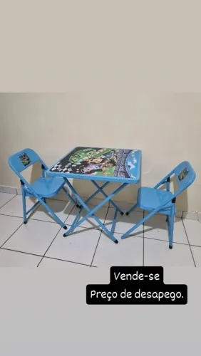 Mesinha infantil dobrável com 2 cadeiras
