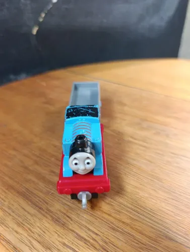THOMAS E FRIENDS ADVENTURE MATTEL 2013. THOMAS  EM METAL FUNDIDO E VAGÃO. ENGATE GANCHO.