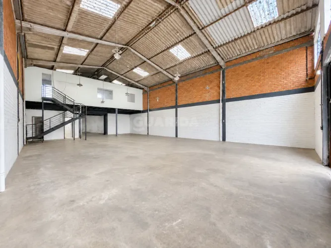 Depósito comercial para alugar no bairro São Geraldo, em Porto Alegre.
