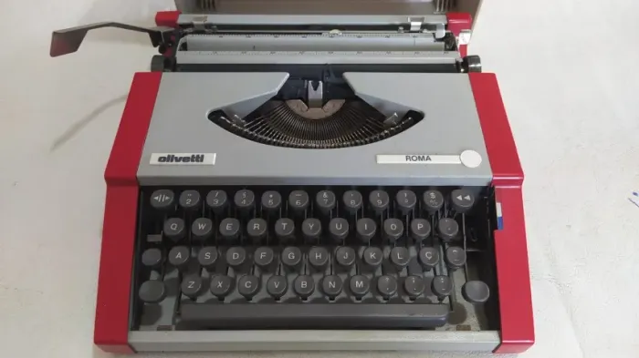 Maquina De Escrever Olivetti Roma