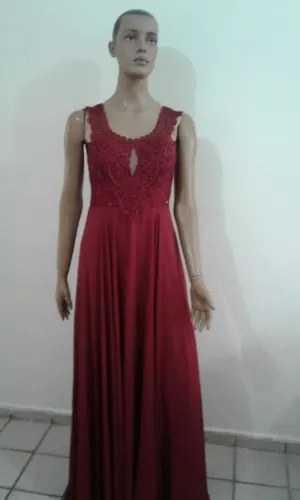 Vestido de festa marsala