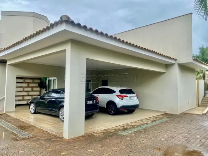 Linda casa em condomínio, com terreno amplo e área de lazer completa