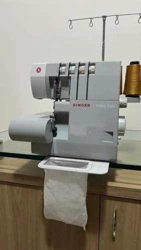 Máquina de costura overlock Singer Heavy Duty 14HD854 portátil - cinza