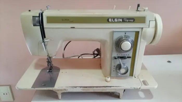 Máquina Costura Elgin Super Zig Zag. Revisada. Possui Móvel para instalação.