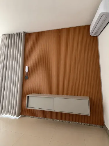 Painel Ripado Nature com Rack Suspenso Cinza - Moderno