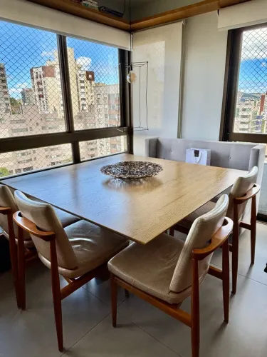 Mesa de madeira nobre quadrada 8 lugares
