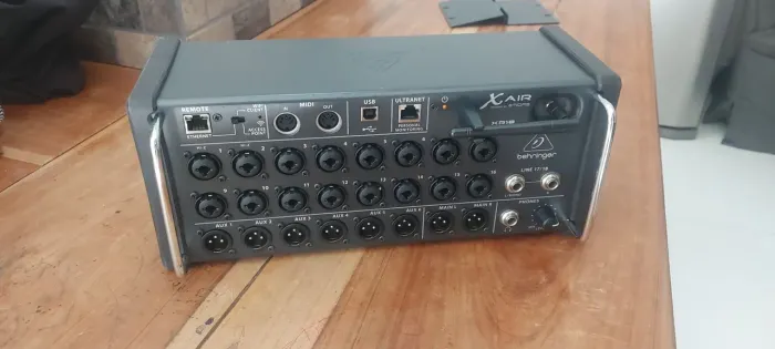 Mesa de Som Behringer XR18 