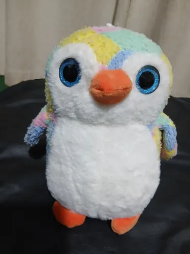 Pinguim de Pelúcia Colorido com Olhos de Glitter - 25cm em ótimo estado