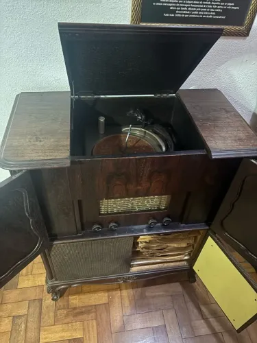 móvel de jacarandá e vitrola com radio