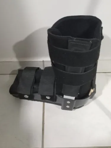 Par de muletas canadenses e bota imobilizadora, ambos muito novos, 2 semanas de uso!