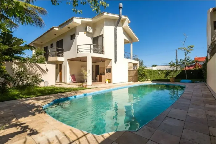 Viva com liberdade. lazer e aconchego, casa averbada!