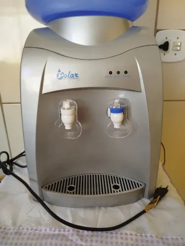 Bebedouro eletrônico Polar, em perfeito estado de funcionamento, acompanha galão