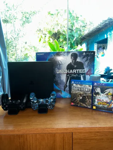 Ps4 slim 500gb 2 controles e 2 jogos