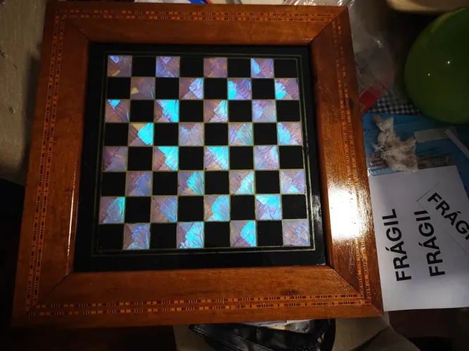 Jogo de Xadrez Vintage: Tabuleiro Asas de Borboleta e Peças Mitologia Grega.
