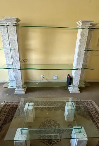 Conjunto de mesa de centro e estante de mármore.