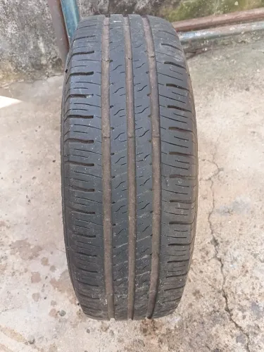 Vendo 03 pneu para carro aro 14 um em boa condições e outros dois para uso condições menos