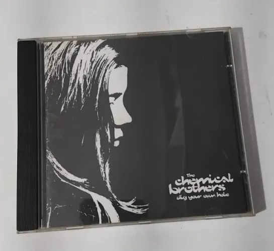 CD - The Chemical Brothers "DIG YOUR OWN HOLE" (1997), disco clássico da banda