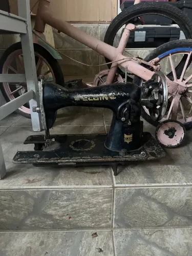 Máquina de Costura Antiga