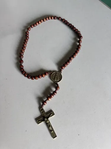 Lindo Terço de Nossa Senhora Aparecida no Cordão de Madeira e Metal