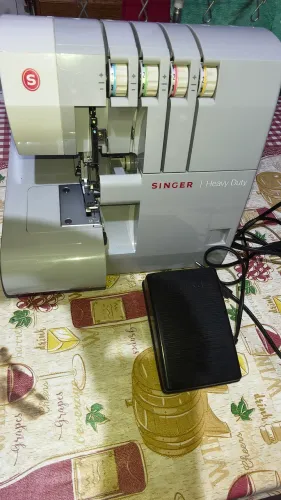 Máquina Ultralok Singer