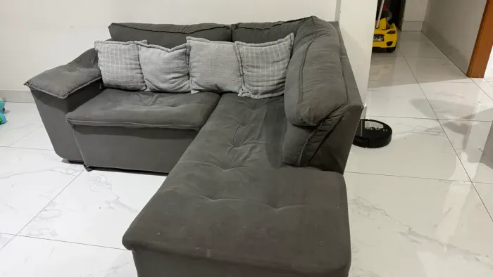 Sofá retrátil cinza + almofadas de brinde