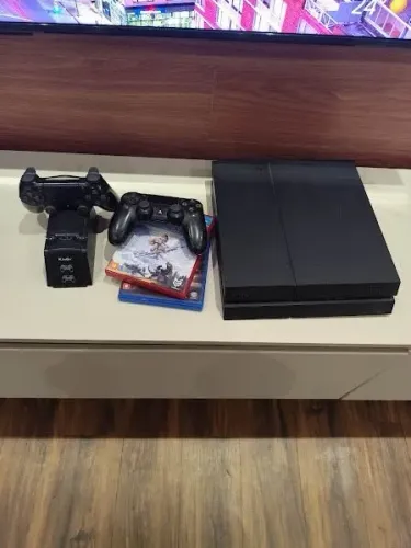 Ps4 slim 1t. 2 jogos e dois controle e carregador de controle. Ac troca placa de videos R$