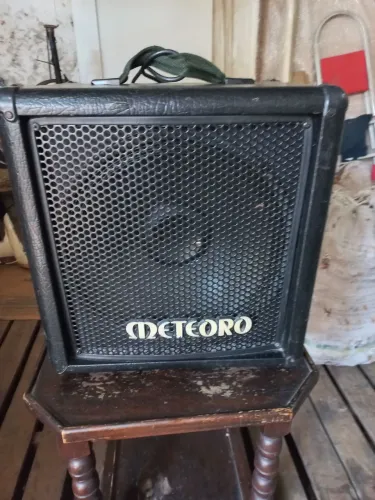 Vendo um amplificador antigo funcionando