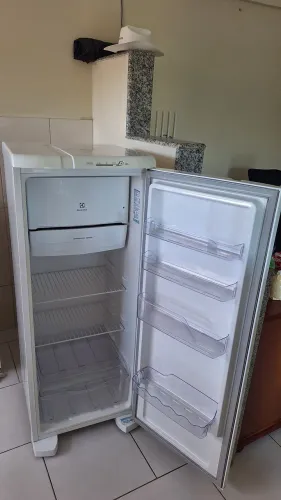 Geladeira Electrolux 240L 127V em ótimo estado