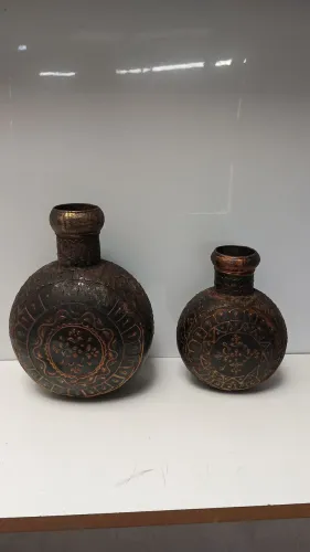 Par de vaso de metal antigo estilo tibetano ou indiano os dois pelo valor anunciado