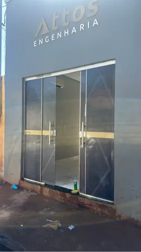 Alugo ponto comercial, serve para moradia de uma pessoa 