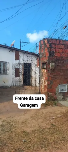 Alugo Uma casa com 2 quartos ,casa de esquina