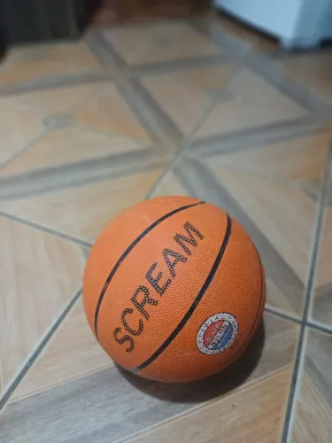 Bola basquete semi novo muito boa