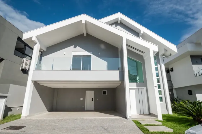 CASA NO CONDOMÍNIO HARAS RIO DO OURO COM 5 SUITES E PISCINA EM BALNEÁRIO CAMBORIÚ