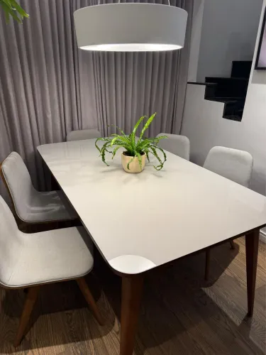 Mesa de madeira com tampo de vidro e 5 cadeiras (1 cadeira com base giratória)