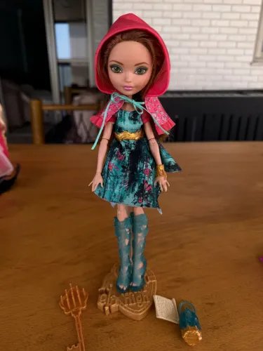 Boneca Ashlynn Ella Ever After High Festa no Pântano