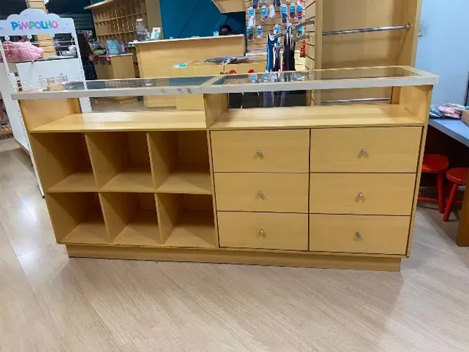 Balcão vitrine com nichos e gavetas