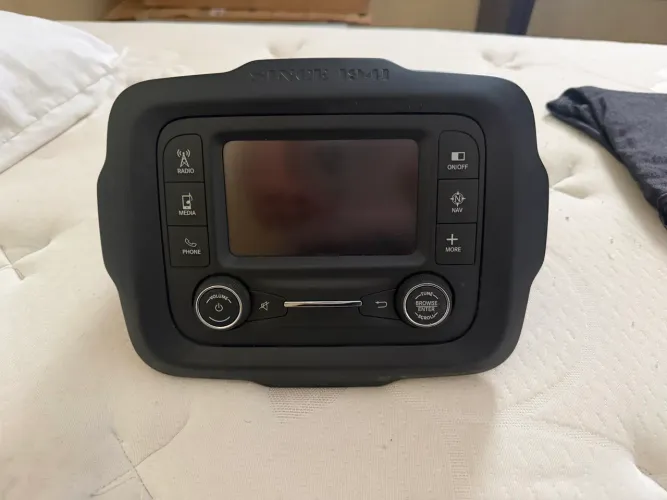 Som original com moldura para o Jeep Compass Renegade e Toro
