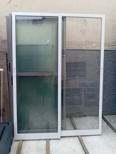 Portas Balcão correr tenho 2 conjuntos iguais de 2 folhas completas só instalar.