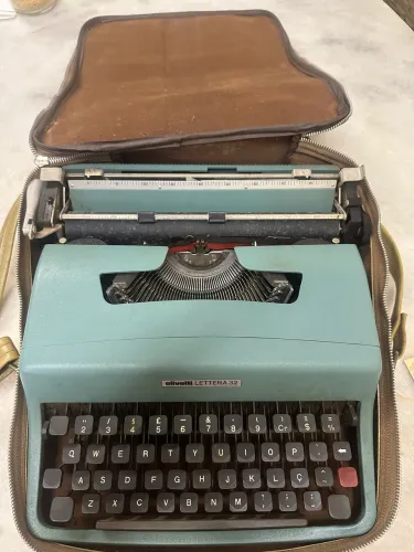 Máquina de escrever olivetti lettera 32
