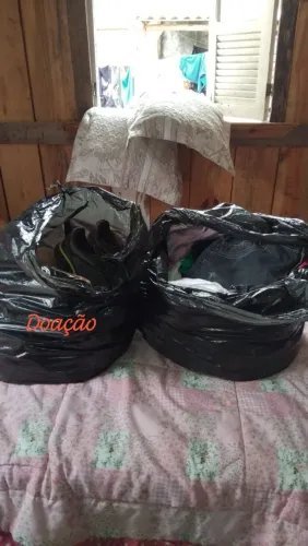 Vendo 1 saco de roupas femininas todos tamanhos e outro vai de doação levar tudo