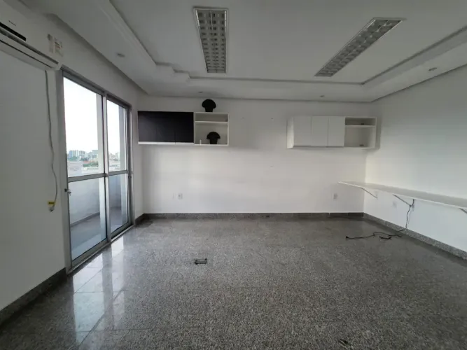 Sala Comercial  Empire Center | Av. Constantino Nery. 211m². 1 Vaga privativa.