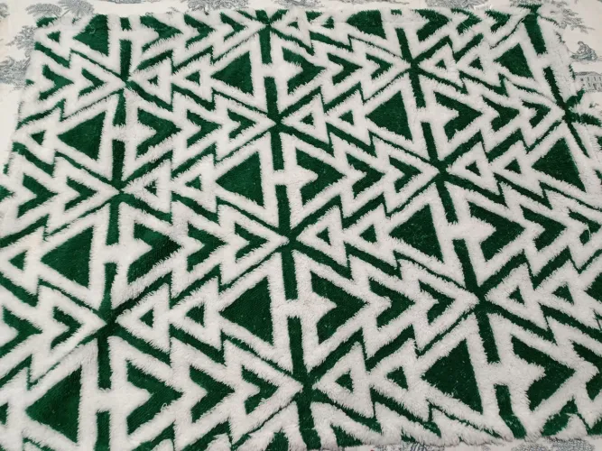 Manta para pet verde e branco, desenhos com formas triangulares. Mede 1 metro por 72 cm