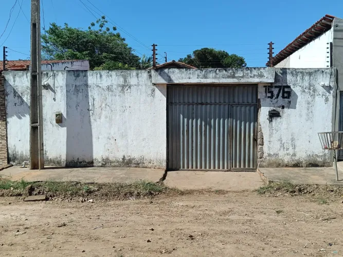 Vende-se este imóvel.