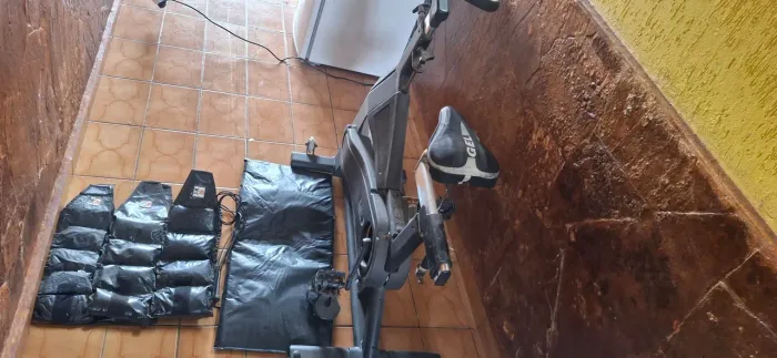 Bicicleta egocêntrica com cochonete e caneleiras 