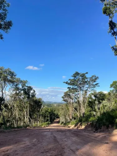 Terrenos de 1000m em topografia declive e com vista panorâmica para o morro do saboo