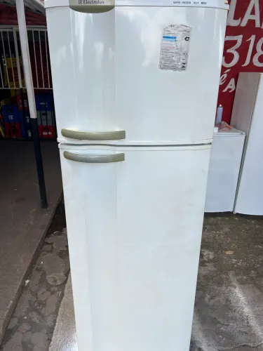Geladeira Eletrolux, faço entrega. 
