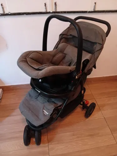 Carrinho e bebê conforto Voyage Delta