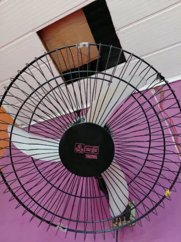 Vendo por 100 reais um ventilador usado de parede