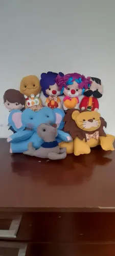 Lote com 47 personagens em feltro artesanais para decoração de festas infantis